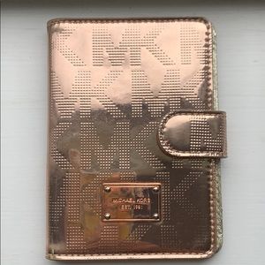 Michael Kors rose gold passport